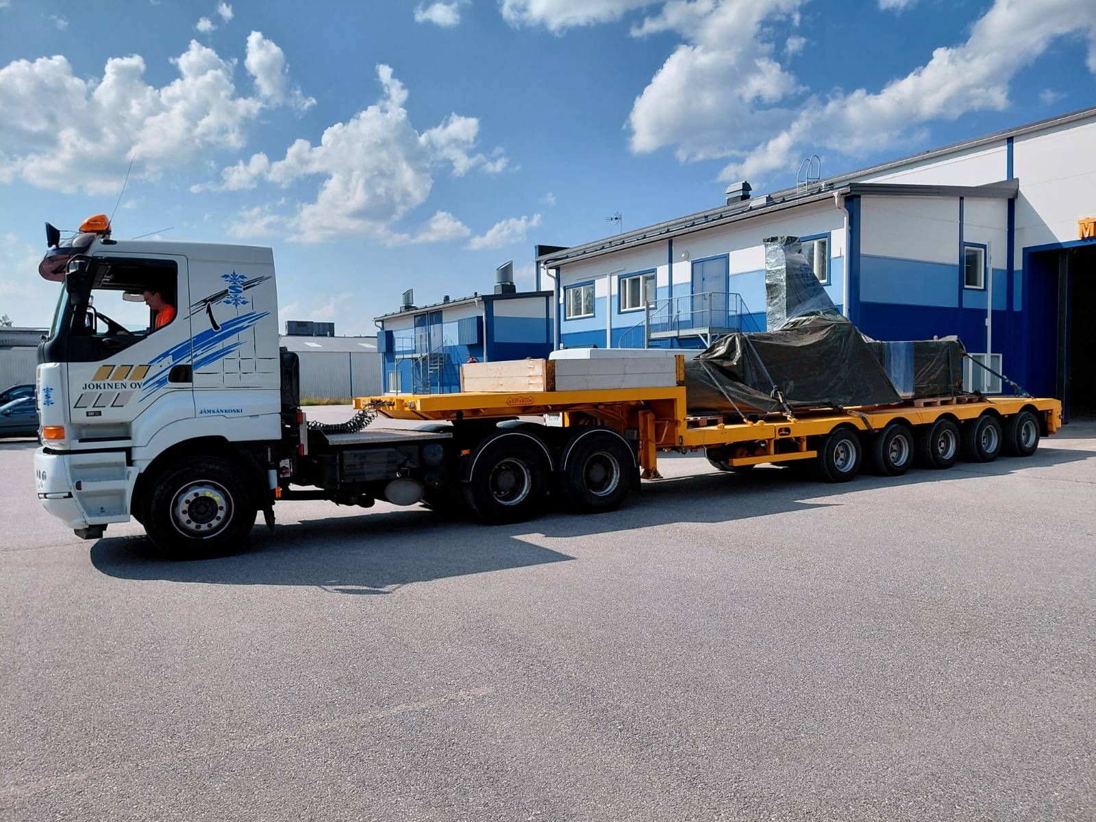 Erikoiskuljetus: kuormattu lavettiauto pihalla valmiina lähtöön